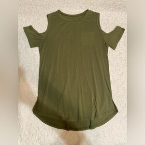 Cold shoulder tee
